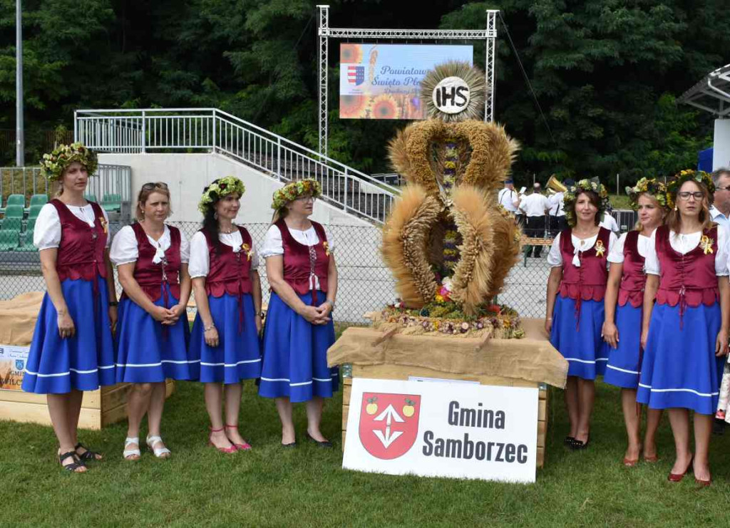 Dożynki powiatu sandomierskiego w Dwikozach