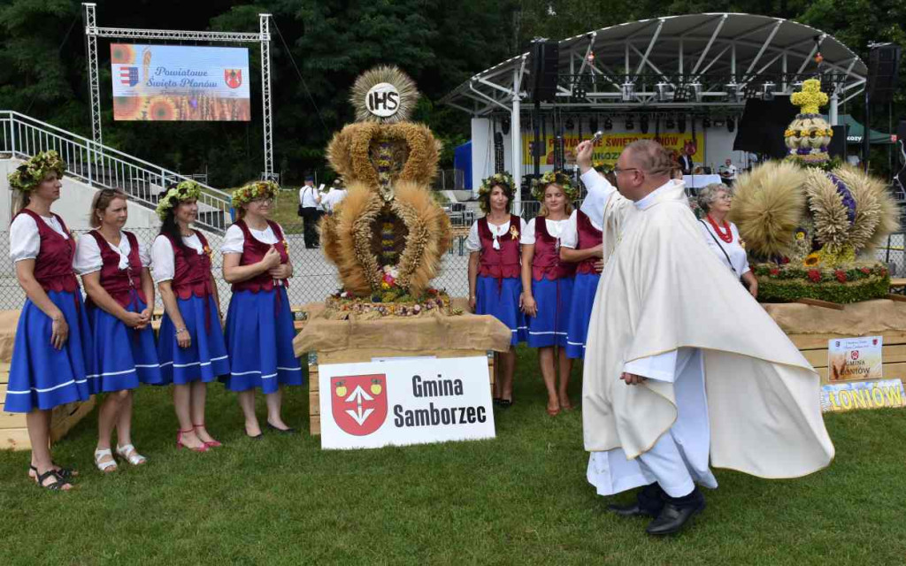 Dożynki powiatu sandomierskiego w Dwikozach