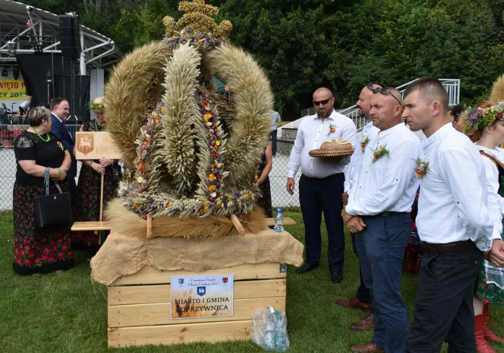 Dożynki powiatu sandomierskiego w Dwikozach