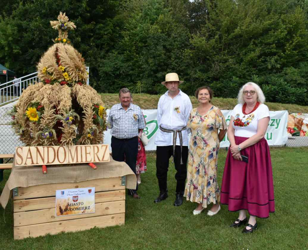 Dożynki powiatu sandomierskiego w Dwikozach