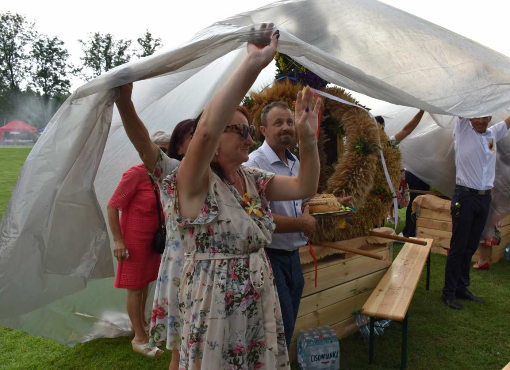 Dożynki powiatu sandomierskiego w Dwikozach