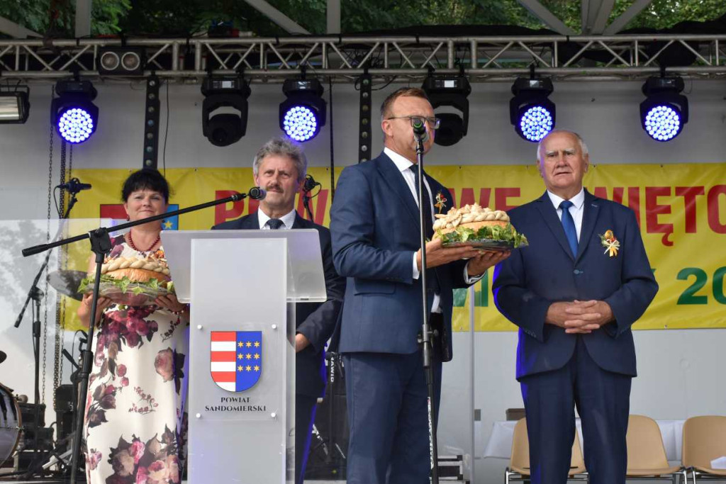 Dożynki powiatu sandomierskiego w Dwikozach