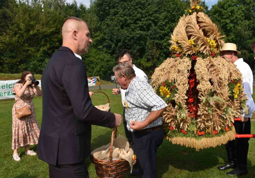 Dożynki powiatu sandomierskiego w Dwikozach