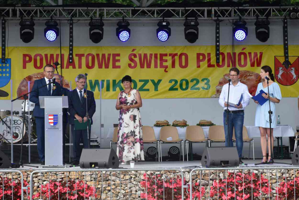 Dożynki powiatu sandomierskiego w Dwikozach