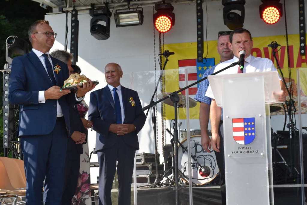 Dożynki powiatu sandomierskiego w Dwikozach