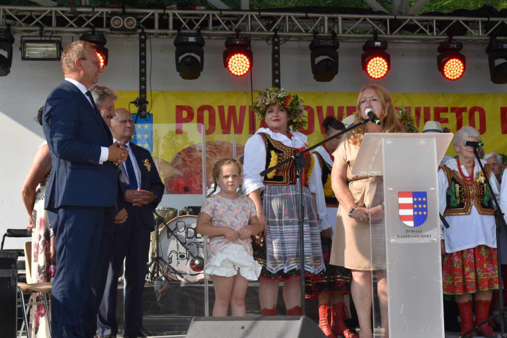 Dożynki powiatu sandomierskiego w Dwikozach