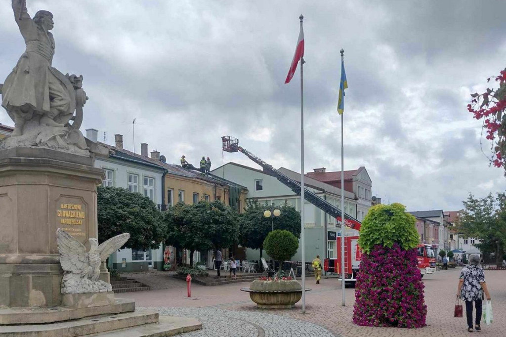 Wiatr zerwał zabezpieczenia dachu w Tarnobrzegu