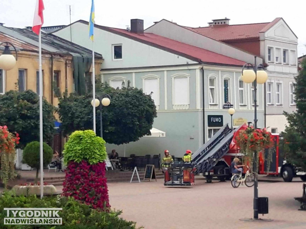 Wiatr zerwał zabezpieczenia dachu w Tarnobrzegu