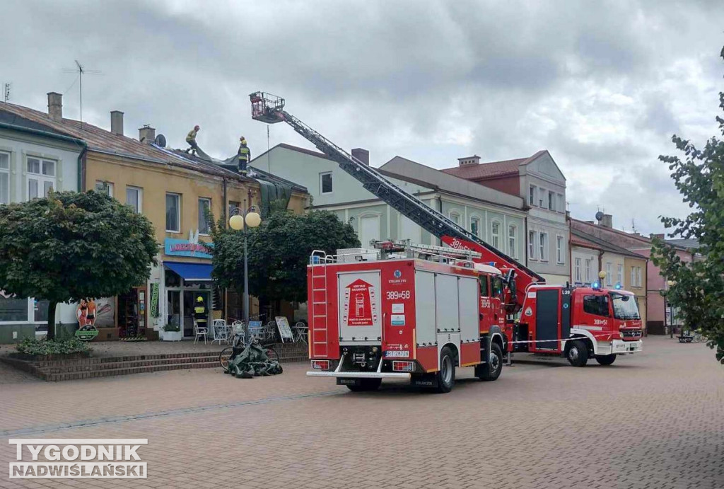 Wiatr zerwał zabezpieczenia dachu w Tarnobrzegu