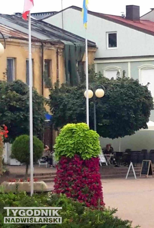 Wiatr zerwał zabezpieczenia dachu w Tarnobrzegu