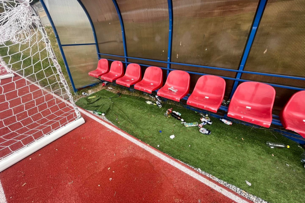 Stadion Klimontowianki po wizycie wandali