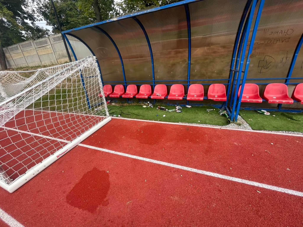 Stadion Klimontowianki po wizycie wandali