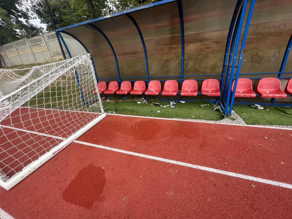 Stadion Klimontowianki po wizycie wandali