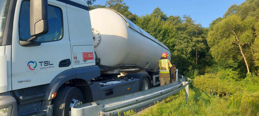 Cysterna utknęła na wąskim moście