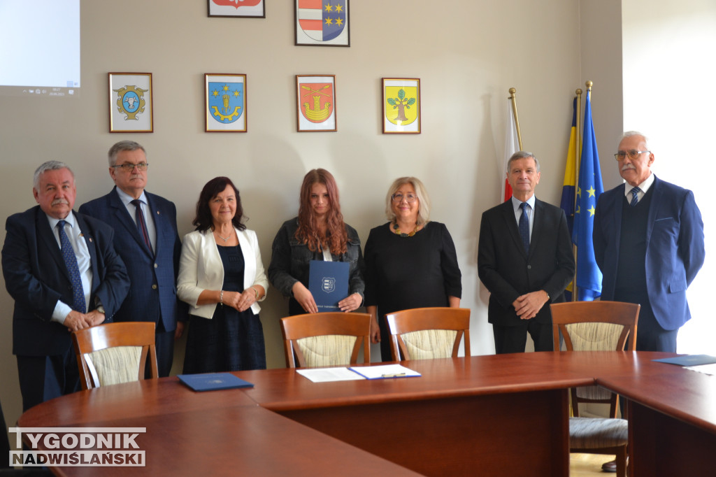 Wręczono stypendia uczniom szkół średnich