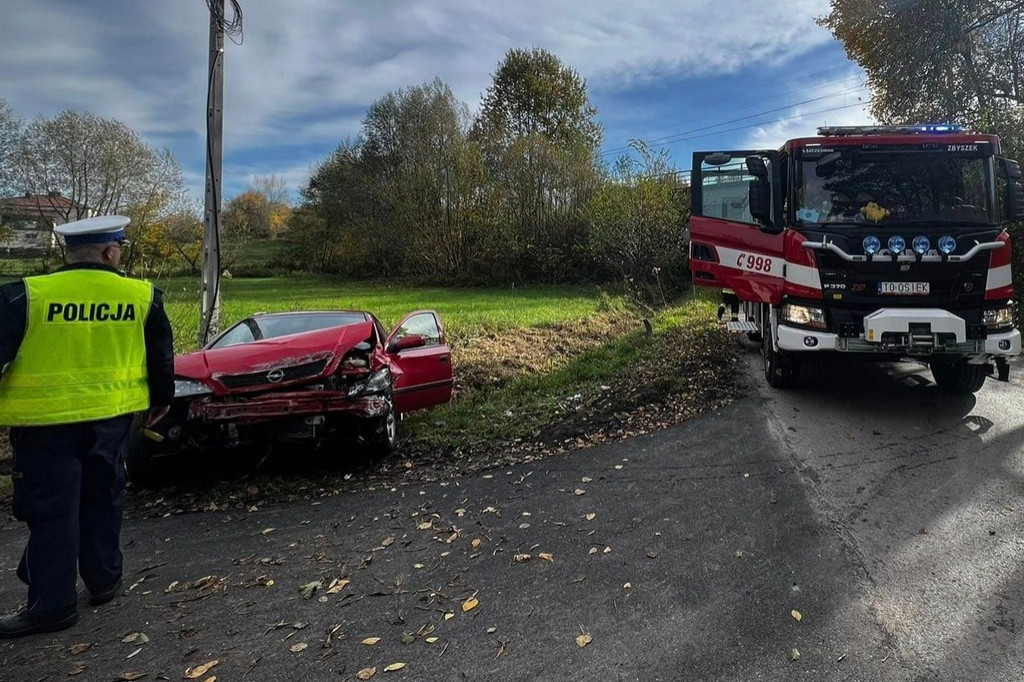 Gm. Osiek. Opel uderzył w konstrukcję wiaduktu
