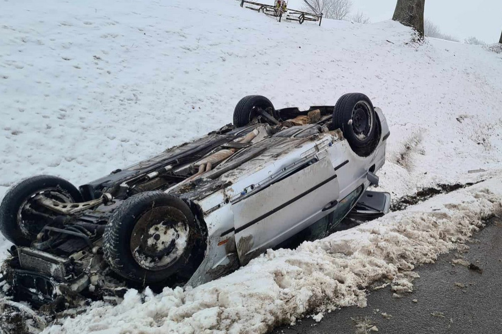 Dachowanie bmw na drodze krajowej nr 74