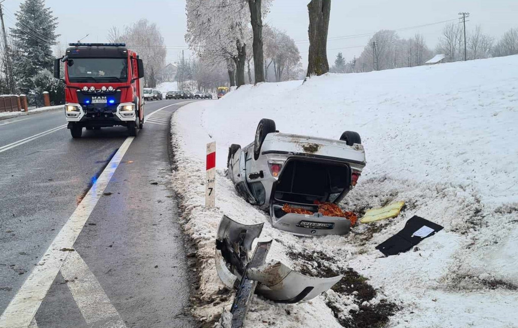 Dachowanie bmw na drodze krajowej nr 74