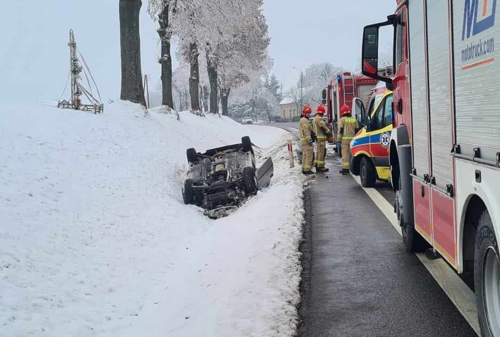 Dachowanie bmw na drodze krajowej nr 74