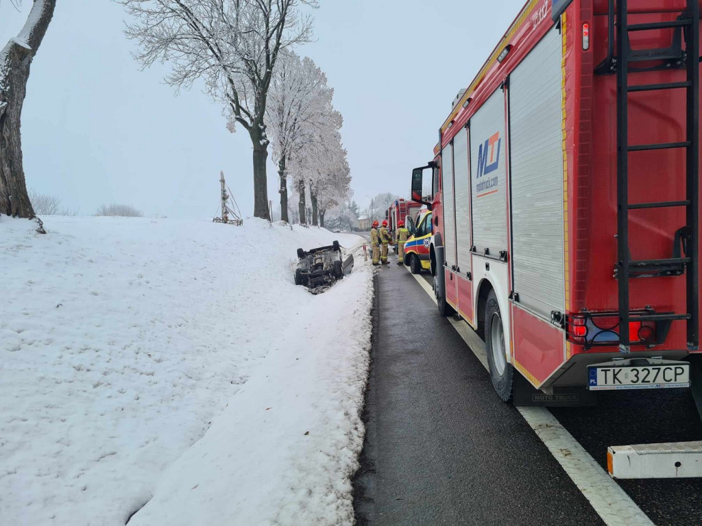 Dachowanie bmw na drodze krajowej nr 74