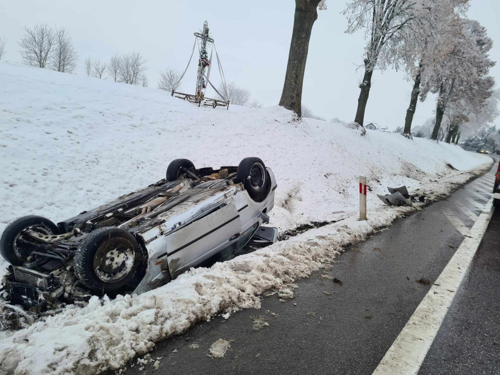 Dachowanie bmw na drodze krajowej nr 74