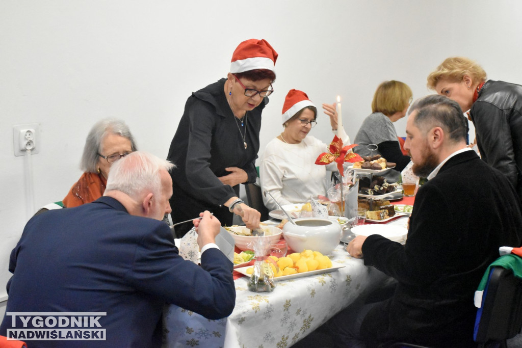 Kolacja dla seniorów w Tarnobrzeskim Centrum Wolontariatu