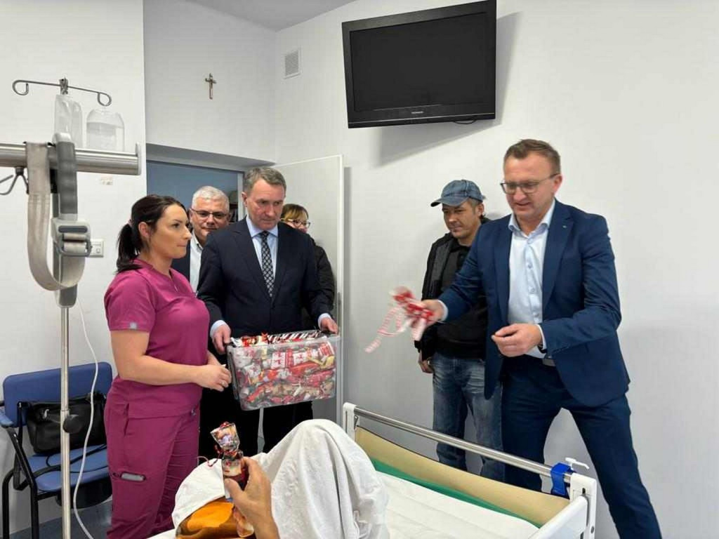 Uczniowie obdarowali pacjentów szpitala