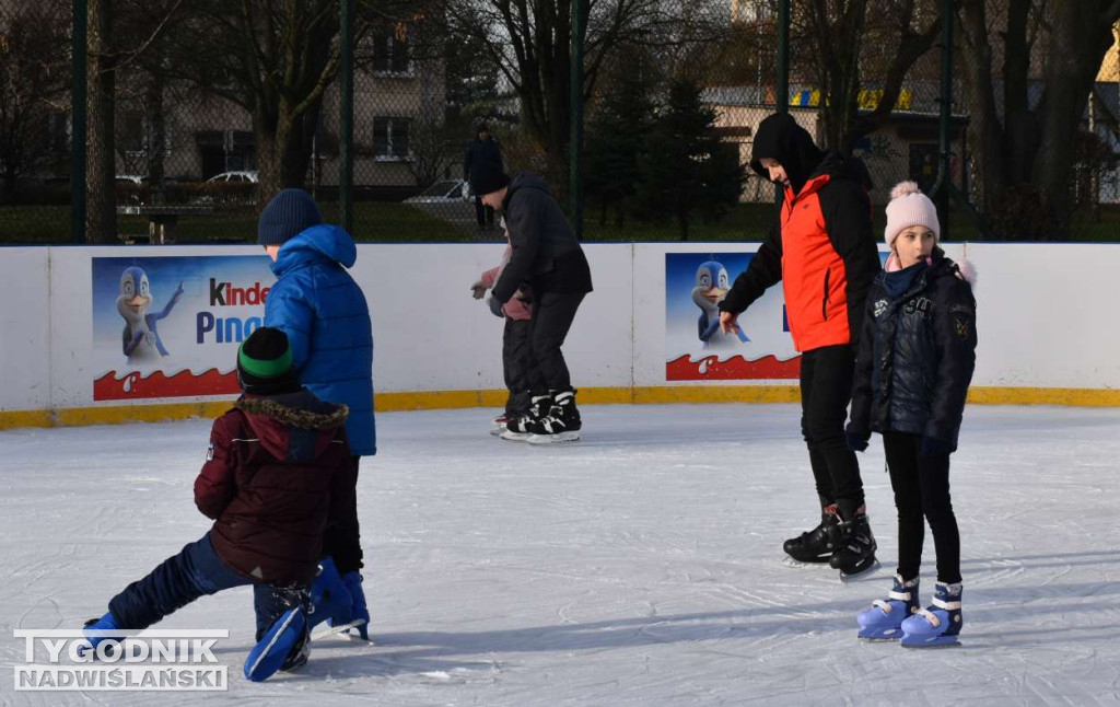 Sandomierz. Ostatni dzień roku na lodowisku