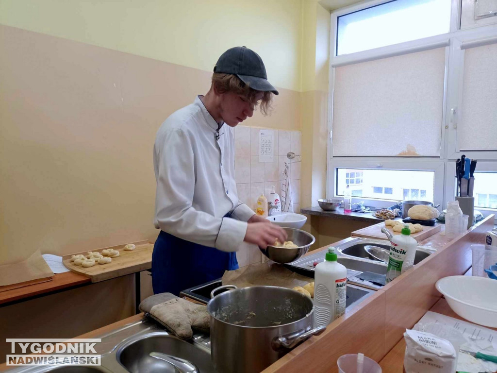 Pieczenie szczodraków na akcję charytatywną w Tarnobrzegu