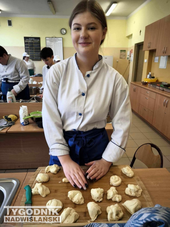 Pieczenie szczodraków na akcję charytatywną w Tarnobrzegu