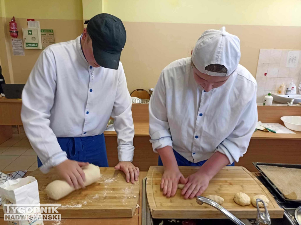 Pieczenie szczodraków na akcję charytatywną w Tarnobrzegu