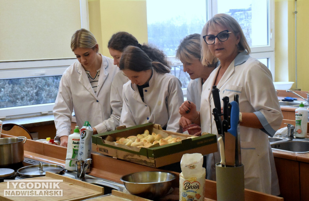 Pieczenie szczodraków na akcję charytatywną w Tarnobrzegu