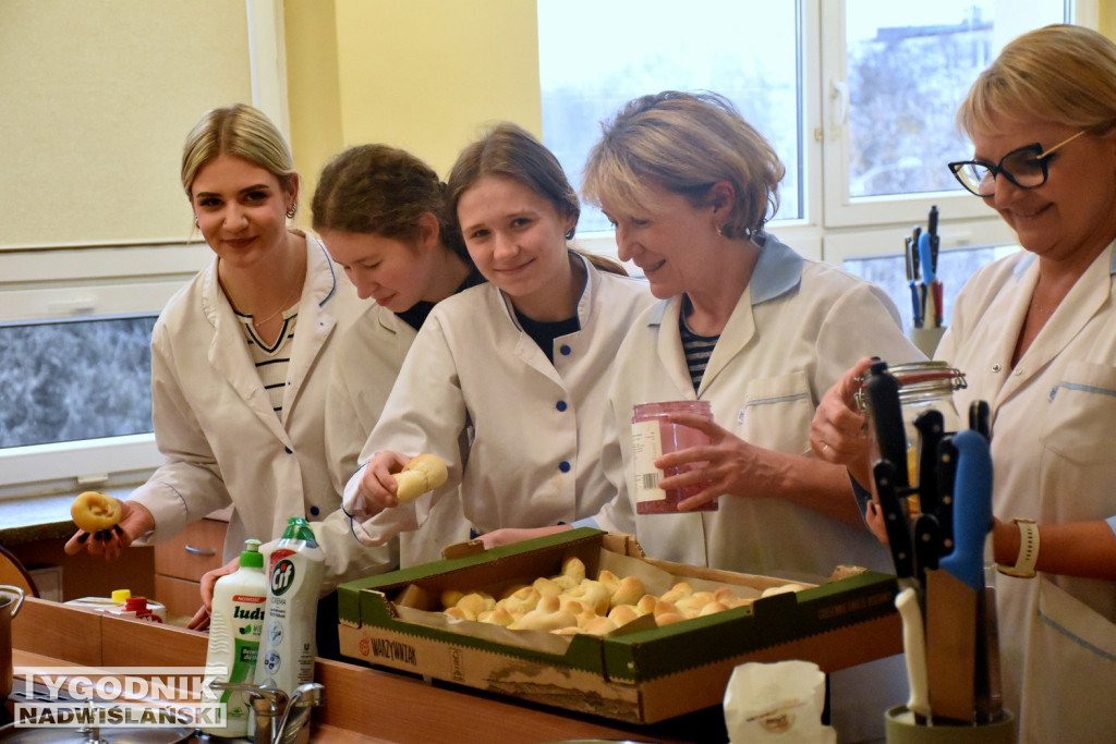 Pieczenie szczodraków na akcję charytatywną w Tarnobrzegu