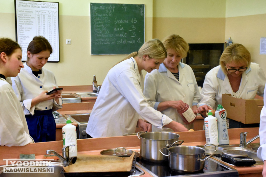 Pieczenie szczodraków na akcję charytatywną w Tarnobrzegu