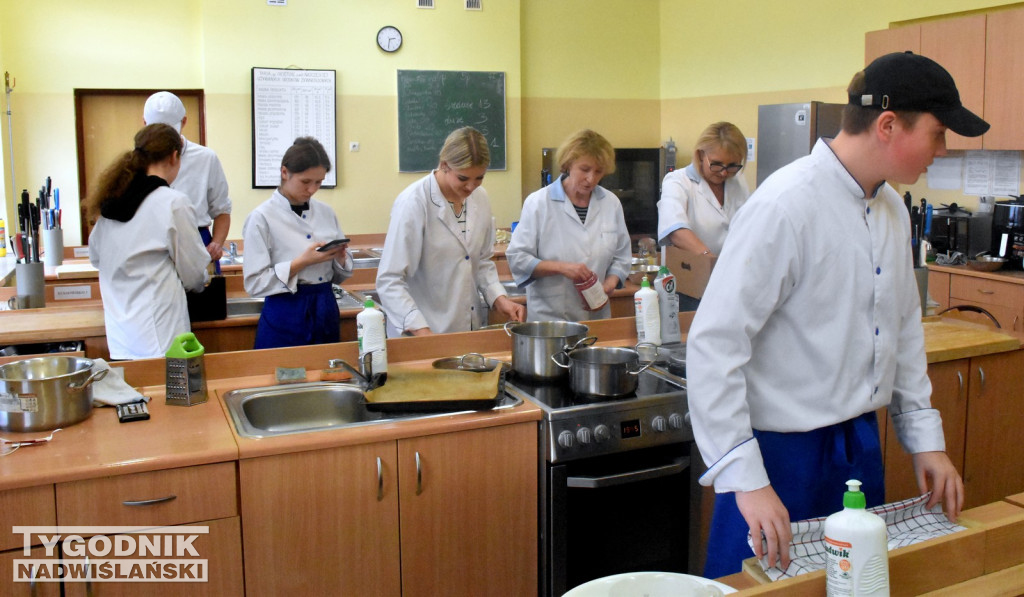 Pieczenie szczodraków na akcję charytatywną w Tarnobrzegu