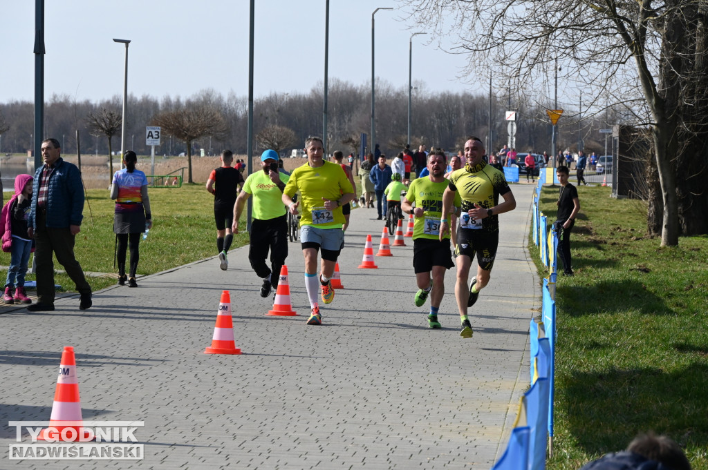 Zimowy bieg i Yeti Run nad Jeziorem Tarnobrzeskim