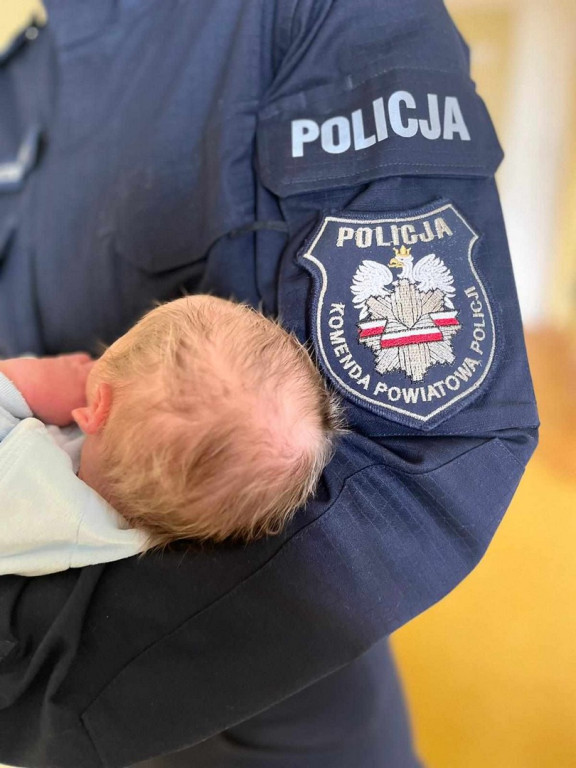 Policjanci eksortowali rodzącą kobietę do szpitala