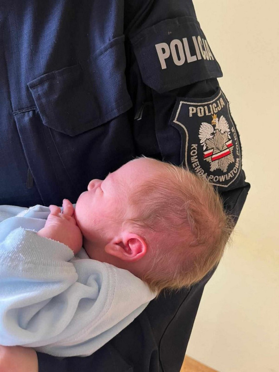 Policjanci eksortowali rodzącą kobietę do szpitala