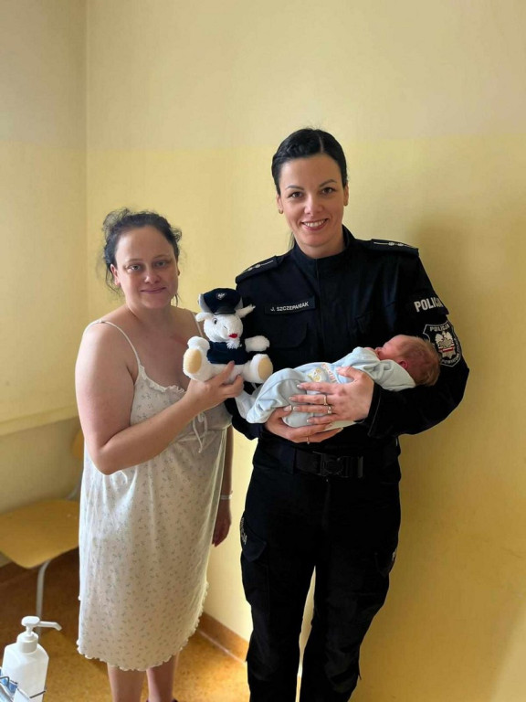 Policjanci eksortowali rodzącą kobietę do szpitala