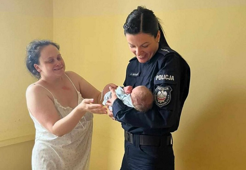Policjanci eksortowali rodzącą kobietę do szpitala