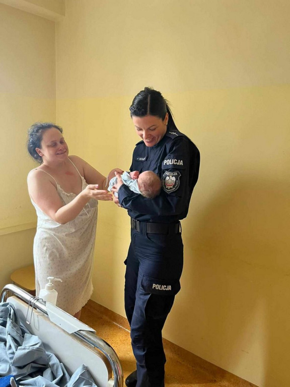 Policjanci eksortowali rodzącą kobietę do szpitala