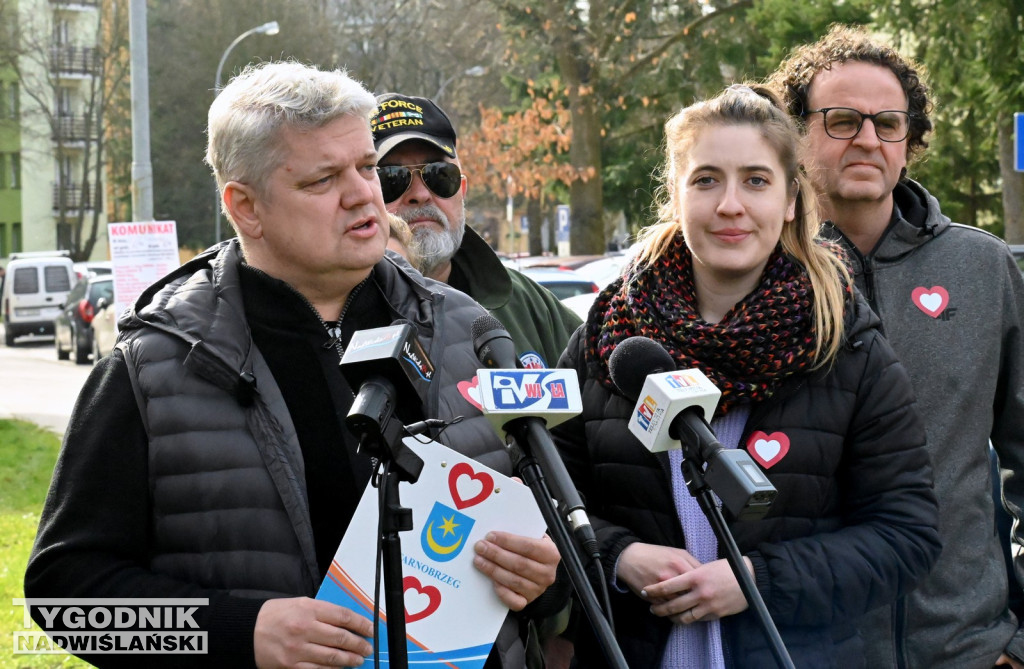 Sadzenie drzew przez kandydatów KO w Tarnobrzegu