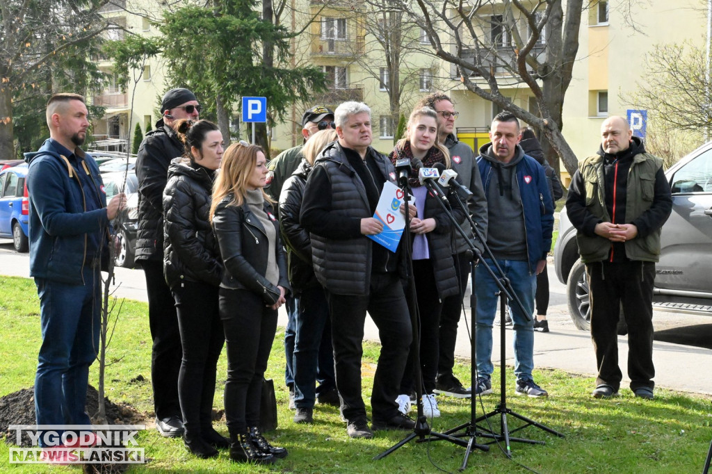 Sadzenie drzew przez kandydatów KO w Tarnobrzegu