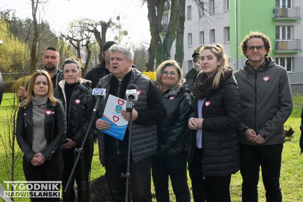 Sadzenie drzew przez kandydatów KO w Tarnobrzegu