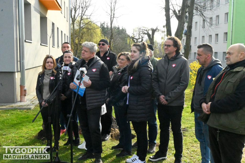 Sadzenie drzew przez kandydatów KO w Tarnobrzegu