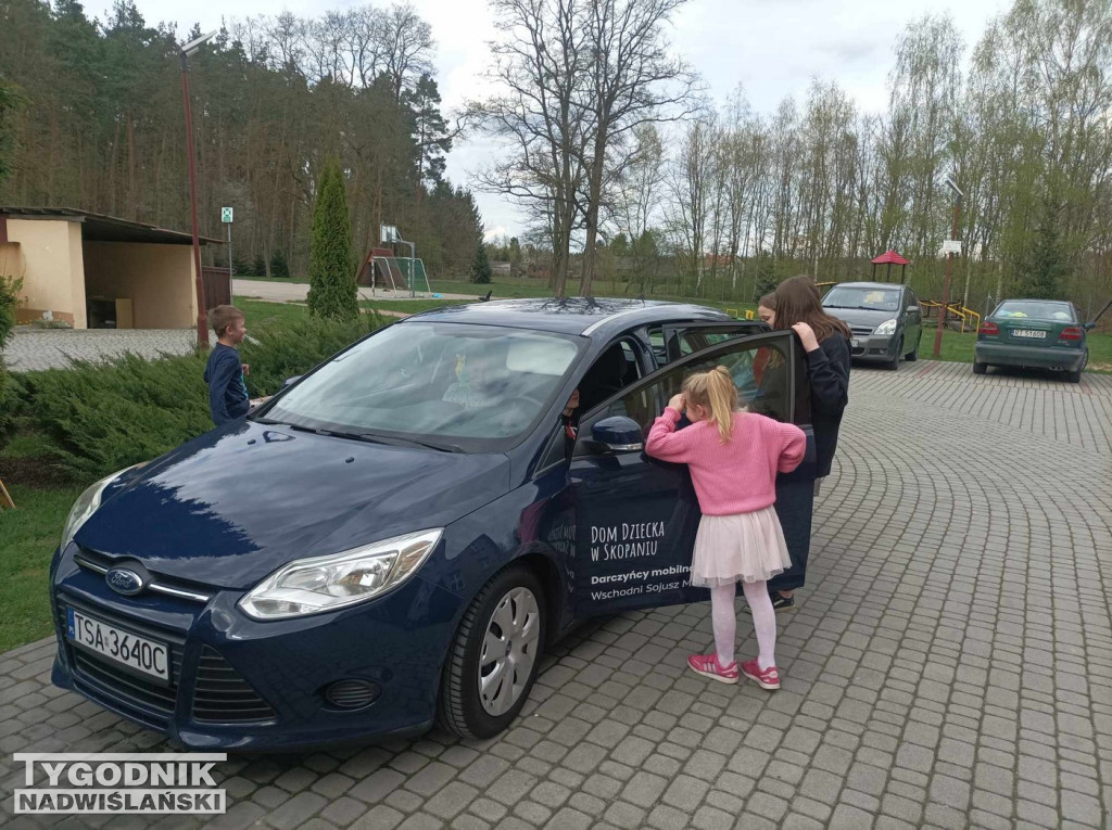 Samochód od Pilkingtona dla Domu Dziecka w Skopaniu