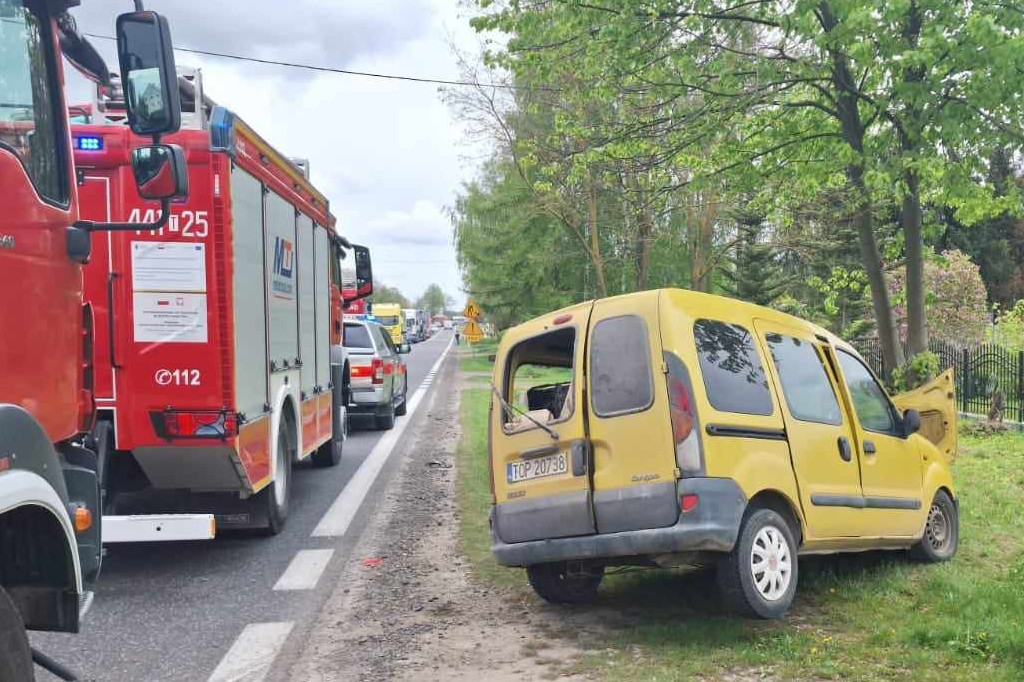 Zderzenie dwóch aut na DK74