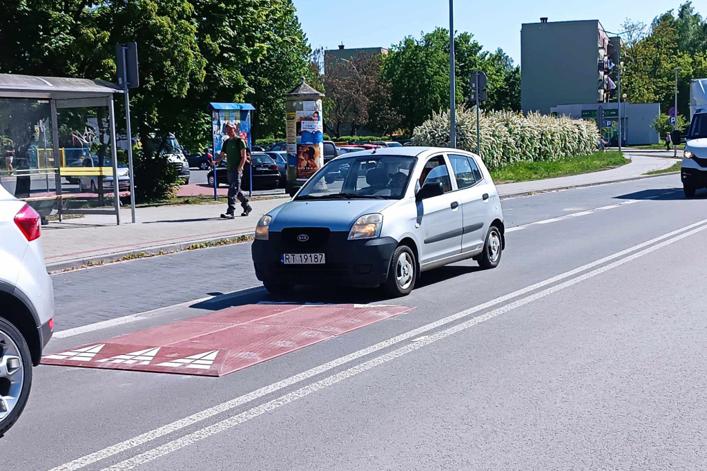 Progi zwalniające przy SP 10 w Tarnobrzegu