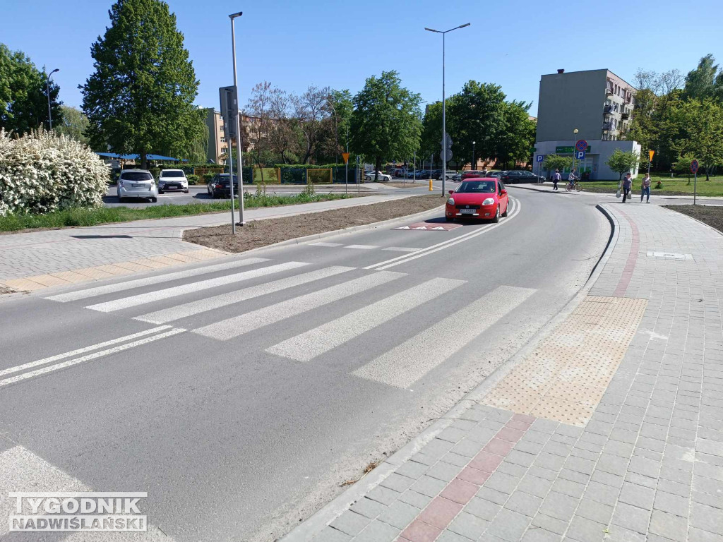 Progi zwalniające przy SP 10 w Tarnobrzegu