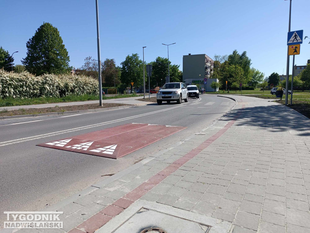 Progi zwalniające przy SP 10 w Tarnobrzegu